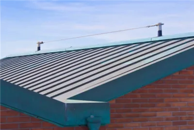 Kaip stovintys siūlių stogo lakštai suteikia ilgalaikį atsparumą oro sąlygoms?