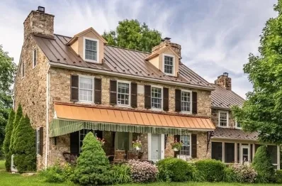 Kokia PVDF dengimo technologija daro geriausią stovintį siūlių metalinį stogą...