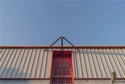 Tyrinėkite stovinčio siūlinio metalinio stogo sistemos patvarumą